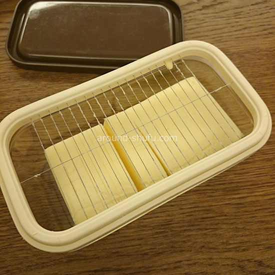 バターカッターでバターをカットする